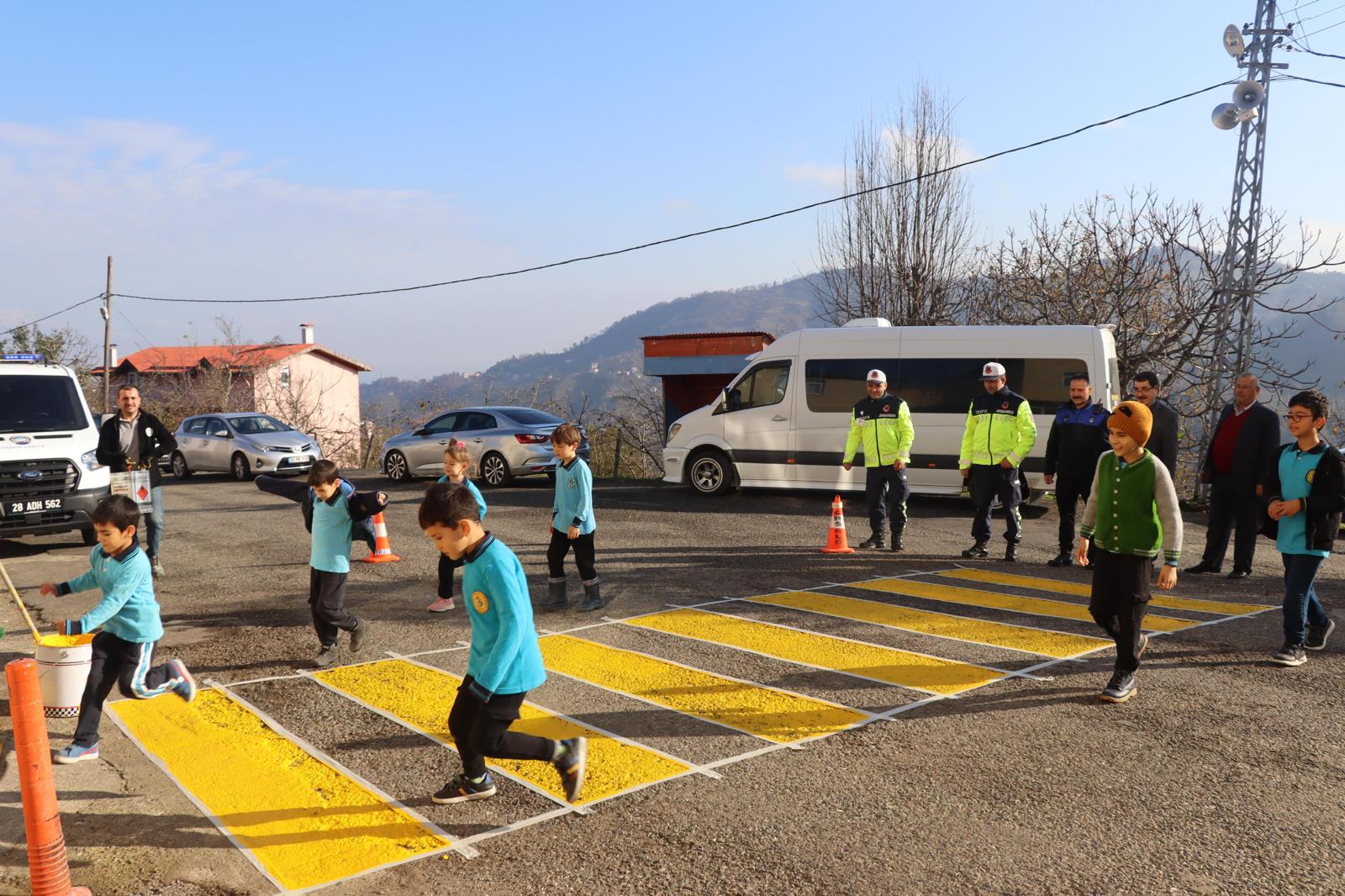 Giresun’da köy okullarının önünde yaya geçidi düzenlemesi gerçekleştirildi