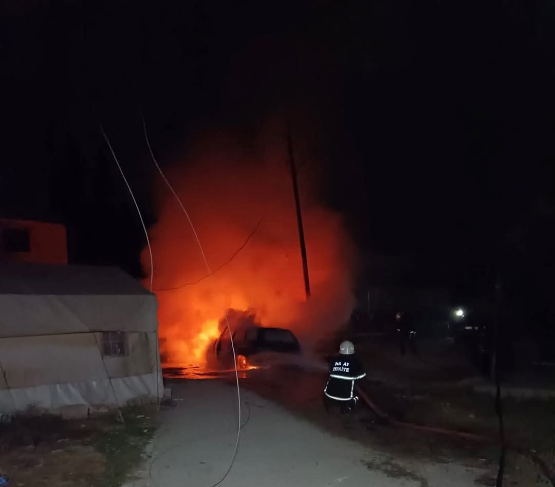 Hatay’ın Uzunkavak Mahallesi’nde araç yangını