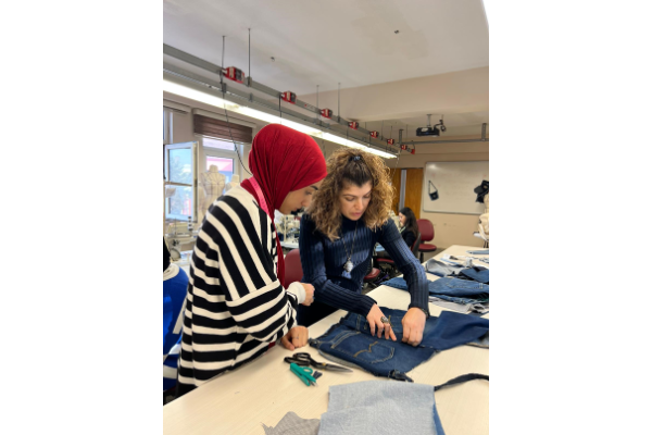 Denim atıklarından moda tasarımına: Düzce MYO öğrencilerinin “İleri Dönüşüm Atölyesi”