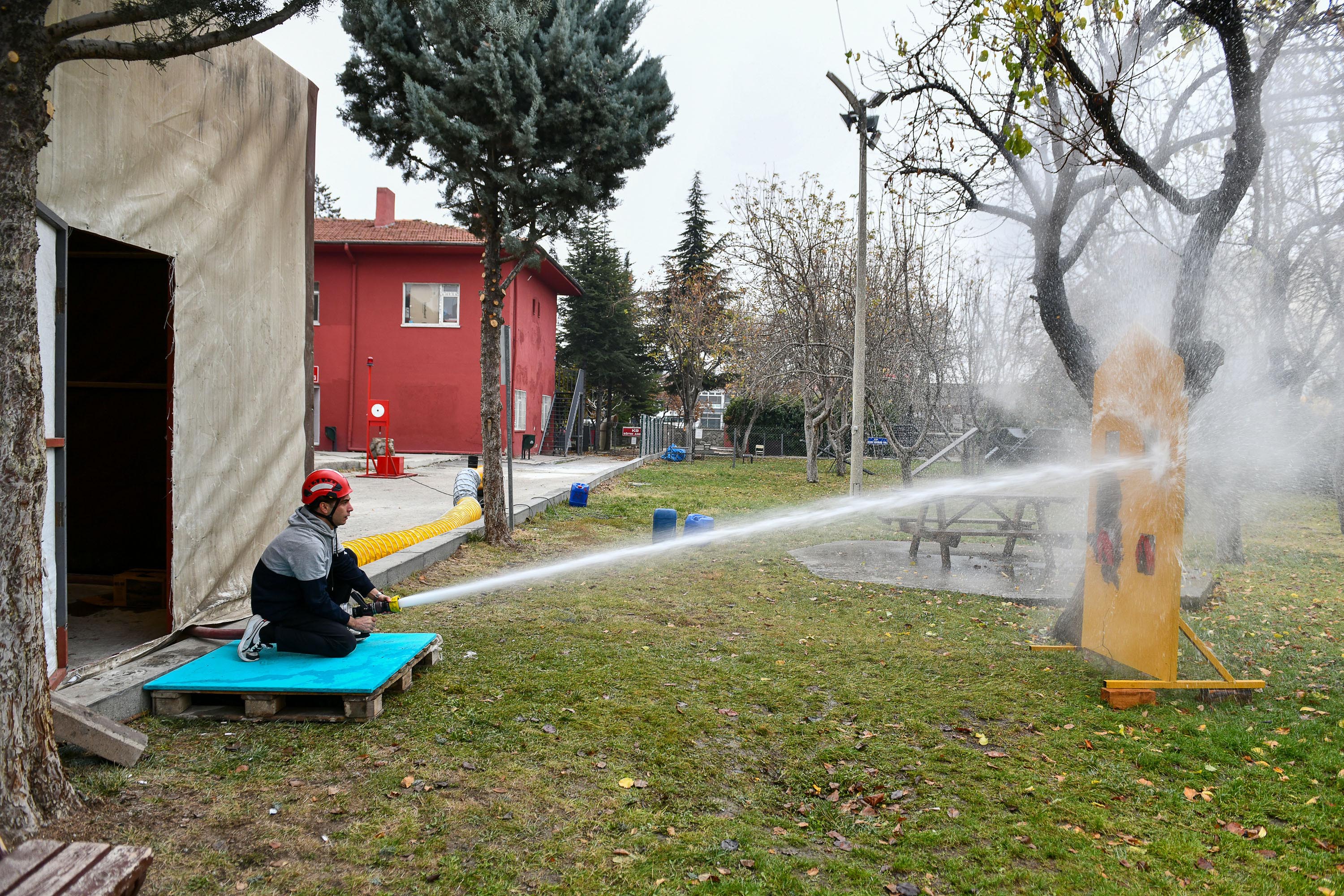 Ankara İtfaiyesi’nde görev alacak 300 itfaiye eri için mülakat süreci başladı