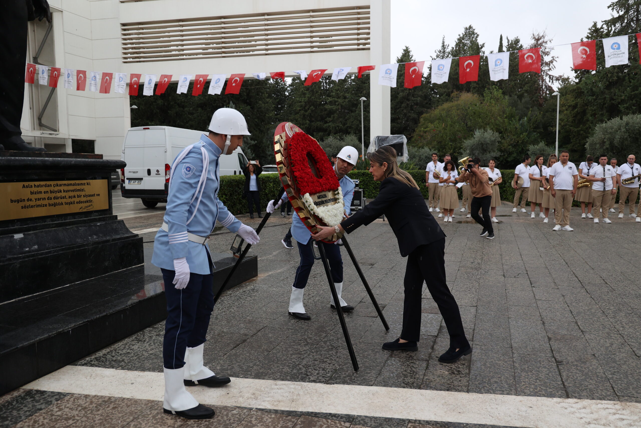 Antalya’da Atatürk Anıtı’na çelenk sunuldu