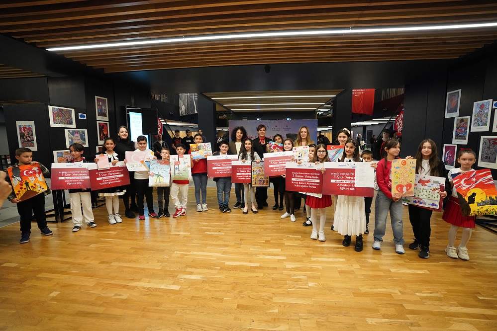 Şiir yarışmasında dereceye giren öğrenciler ödül kazandı