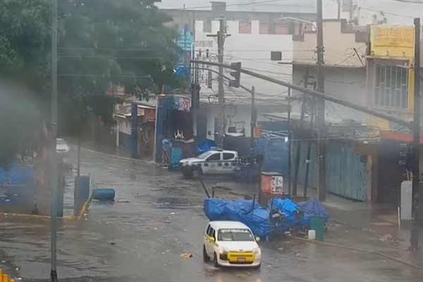 Jamaikalılar, kasırganın 5. kategoriye  dönüşmesiyle birlikte sığınaklara giriyor