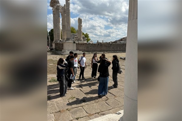 İzmirli öğrenciler, Pergamon Antik Kenti’nde dil becerilerini geliştirdi