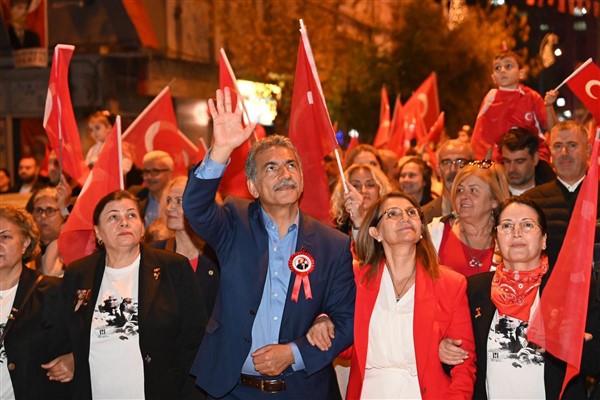 Gemlik’te Cumhuriyet Bayramı kutlamaları kapsamında kortej yürüyüşü gerçekleşti