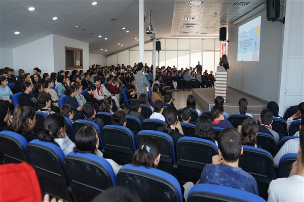 Esenyurt Belediyesi’nden öğrencilere seminer