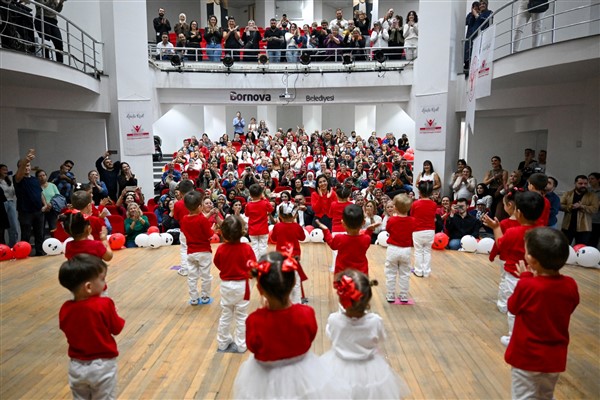 Bornovalı çocuklar, Cumhuriyet Bayramı’nı şarkılar, danslar ve şiirlerle kutladı