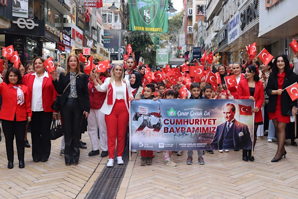 İzmit’te Cumhuriyet Korteji çocuklarla gerçekleşti