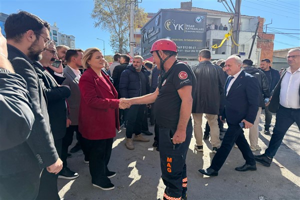 Başkan Hürriyet, Gebze’de çöken binanın enkazına gitti