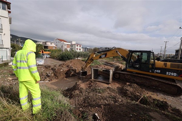 Büyükşehir ekipleri, Bergama’da aşırı yağışlarla mücadele ediyor
