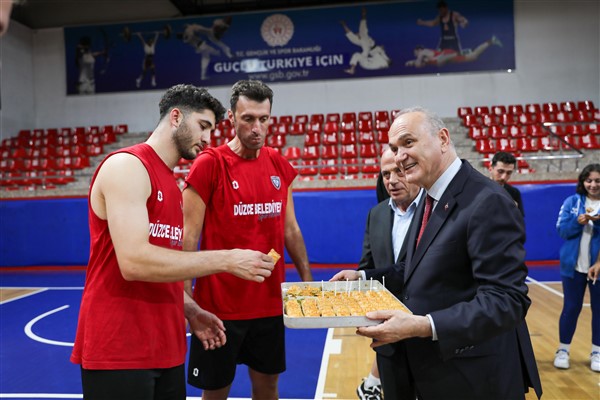 Başkan Özlü, Düzce Belediyesi Spor Akademisi Voleybol Takımı ile bir araya geldi