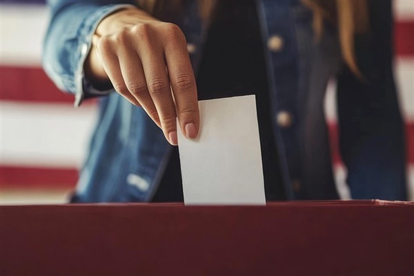 Hollandalı merkezci liberaller, popülist Wilders ile başa baş gidiyor