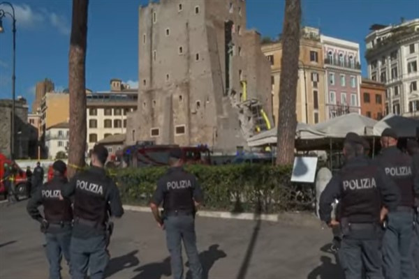 Roma’da ortaçağ kulesinin bir kısmı tadilat sırasında çöktü
