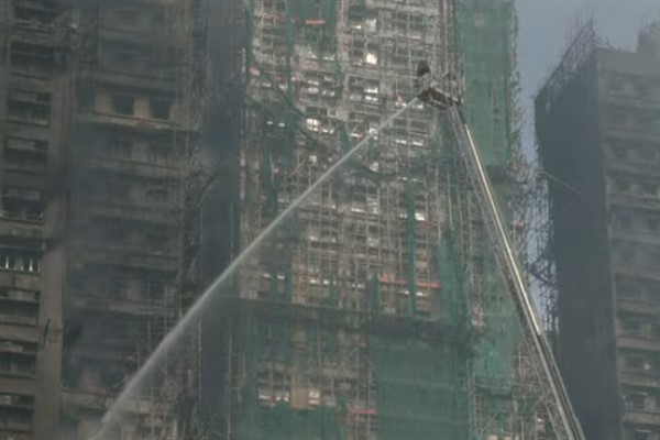 Hong Kong’daki ölümcül yangınla ilgili üç kişi tutuklandı