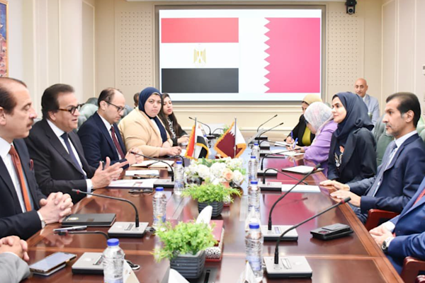 Mısır Sağlık Bakanı ve İnsan Gelişimi Bakanı, Katar Büyükelçisi ile görüştü