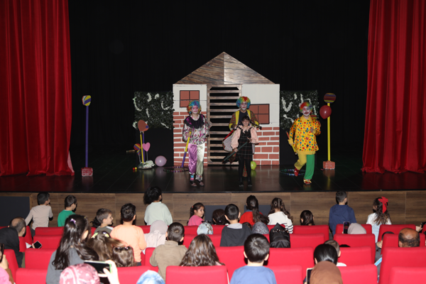 Çayırovalı çocuklar, ara tatilde tiyatroyla eğlendi