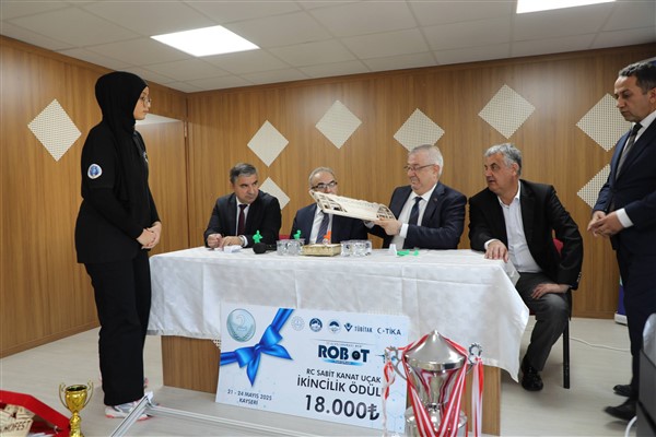 Edremit Belediyesi, başarı elde eden öğrencileri ödüllendirdi