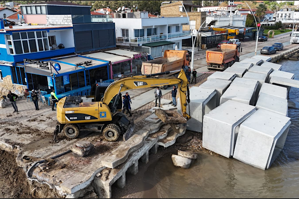 Foça’da yeni derivasyon kanalı taşkını önledi