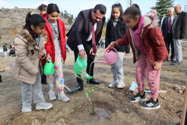 Başkan Ertemur’dan Öğretmenler Günü’nde fidan dikimi