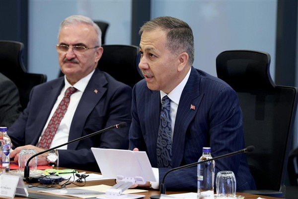 Bakan Yerlikaya: Gürcistan’da yakalanan 8 firari Türkiye’ye iade edildi