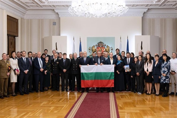 Radev, 34. Ulusal Antarktika Seferi’ne Bulgar bayrağını teslim etti