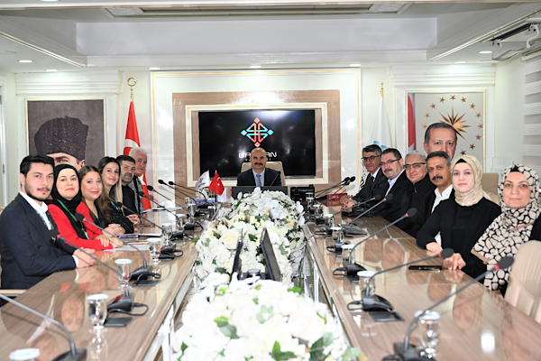 Batman Yeşilay Derneği yönetimi Vali Canalp’i ziyaret etti