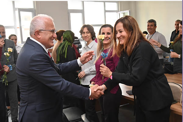 Başkan Avcıoğlu’ndan öğretmenlere çiçek