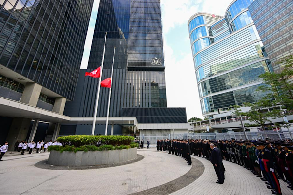 Hong Kong’daki yangında hayatını kaybedenler anıldı