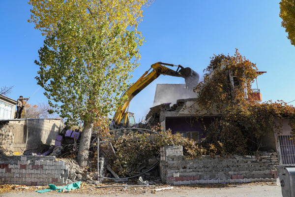 Van Hatuniye Caddesi ikinci etapta yıkım çalışması devam ediyor