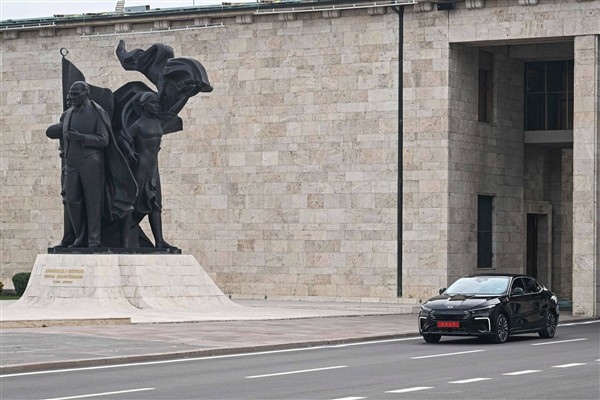 Bakan Kacır, TBMM’ye yerli otomobil Togg ile geldi