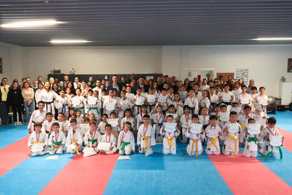 Aliağa Belediyesi Karate Kursunda sporcular yeni kuşağına kavuştu