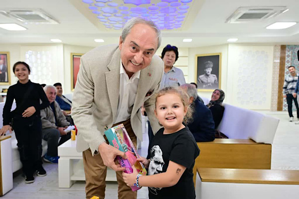 Minik öğrenciden Başkan Kocagöz’e “Gençliğe Hitabe” sürprizi