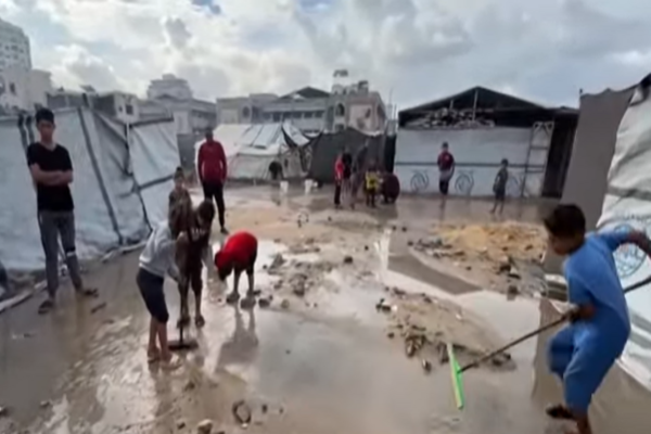 Gazze’de sel nedeniyle binlerce çadır yıkıldı