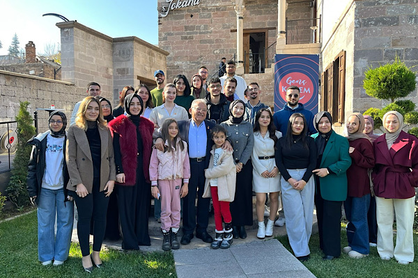 Büyükkılıç: Turuncu rozetimi takarak şiddete karşı ortak duruşumuza destek verdim