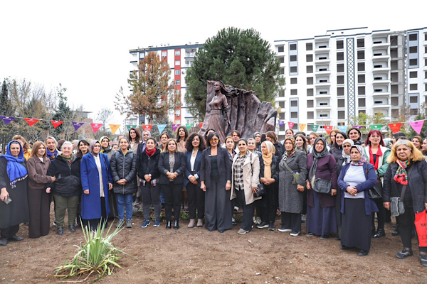 “Direnişçi Kadınlar” heykeli Medya Parkı’nda açıldı