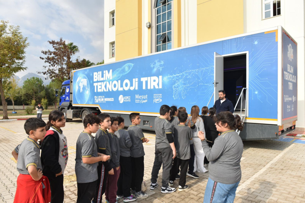 Bilim ve Teknoloji Tırı, öğrencilerle buluştu