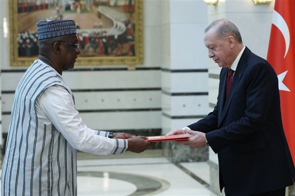 Gine Büyükelçisi Fofana, Cumhurbaşkanı Erdoğan’a güven mektubunu takdim etti