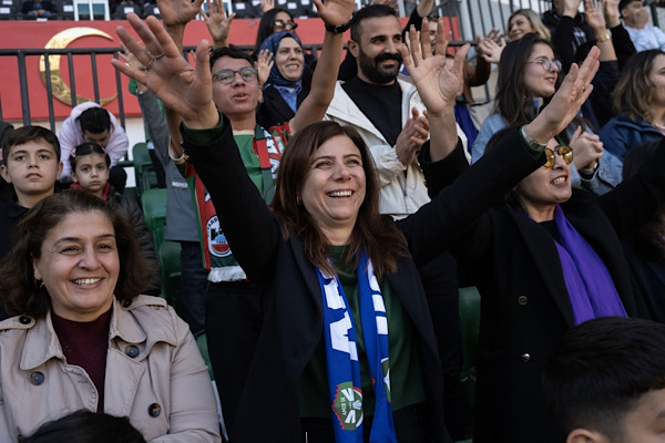 Bucak, Amedspor – Trabzonspor kadın futbol müsabakasını tribünde izledi