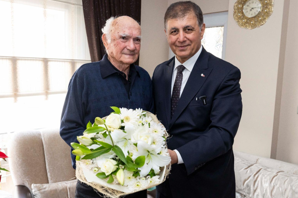 Başkan Tugay, lise öğretmenini ziyaret etti