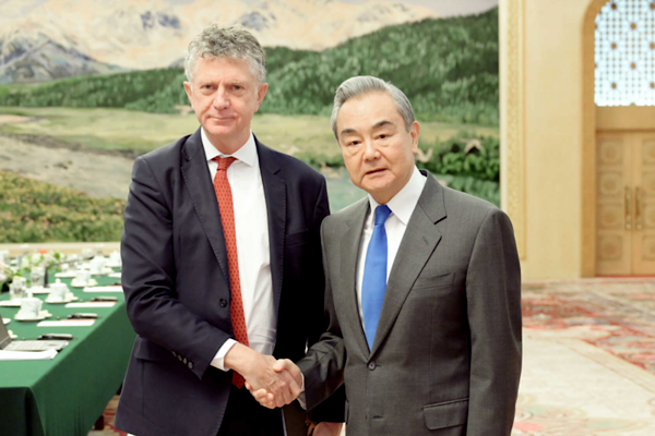 Dışişleri Bakanı Wang, İngiltere Ulusal Güvenlik Danışmanı Powell ile görüştü