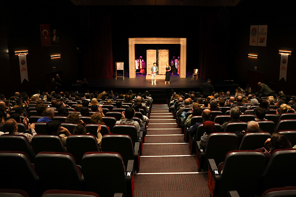 Mersin Şehir Tiyatrosu’nun  “Eyvah Nadir” oyununu İstanbul’da sahneledi