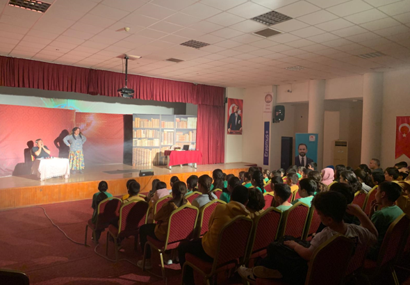 Ata İlkokulu’nda bağımlılıkla mücadele temalı tiyatro etkinliği düzenlendi