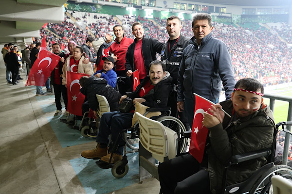 Engelli bireyler Türkiye-Bulgaristan maçına götürüldü