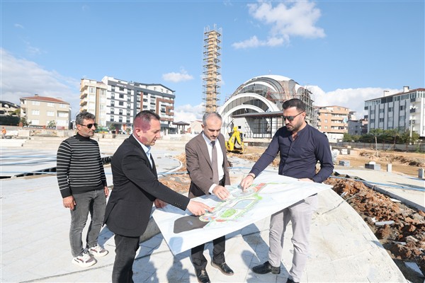 Başkan Çiftçi, Kent Meydanı’nda incelemeler yaptı