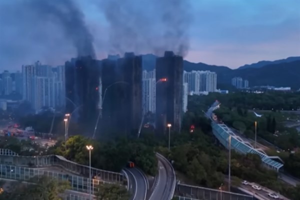 Hong Kong’ta itfaiyeciler hala mahsur kalan insanlara ulaşmaya çalışıyor