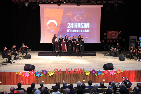 Bayrampaşa’da Öğretmenler Günü törenle kutlandı