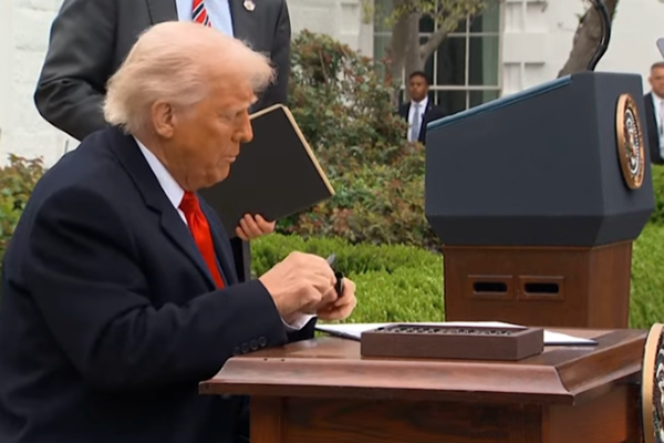 Trump, ABD’nin “üçüncü dünya ülkelerinden” göçü “kalıcı olarak durduracağını” söyledi