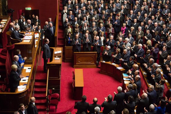 Fransız parlamentosu bütçe tasarısını reddetti