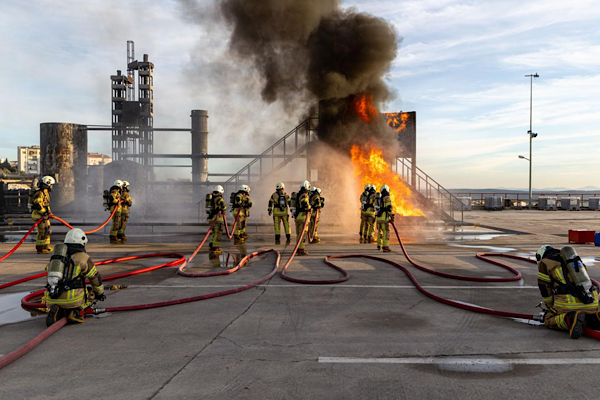 İzmir’in yeni itfaiyecileri göreve başladı