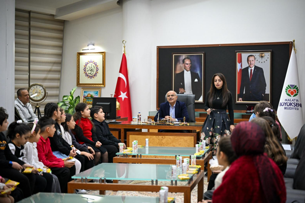 Çocuk korosu sanatçıları ve ailelerinden Başkan Er’e ziyaret